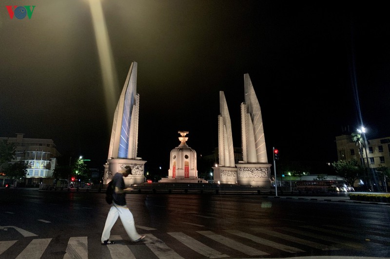 dem thiet lap tinh trang khan cap: bangkok vang ve, diu hiu hinh 11