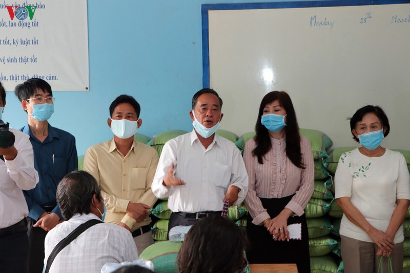trao 100 phan qua giup nguoi goc viet tai campuchia trong mua dich covid-19 hinh 1