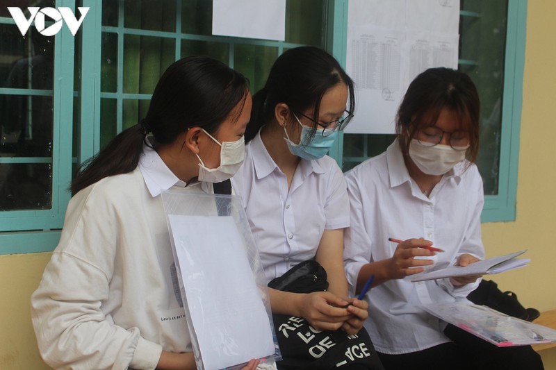 thi sinh dak lak phan khoi vi de thi vua suc hinh 2