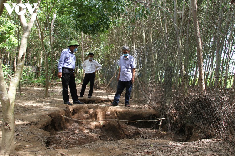 xuat hien hang loat ho sut lun trong vuon nha, dan cau cuu chinh quyen hinh 3