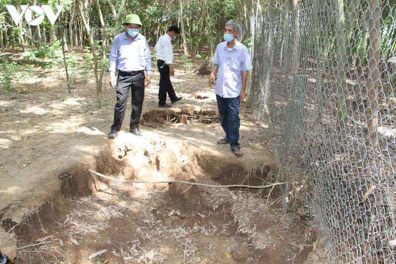xuat hien hang loat ho sut lun trong vuon nha, dan cau cuu chinh quyen hinh 1