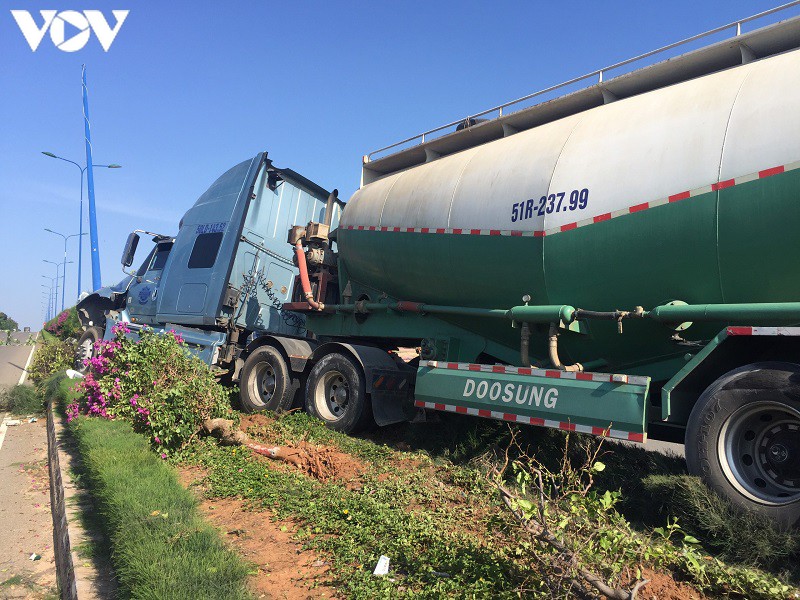 xe bon leo dai phan cach tong nga cot den o binh thuan hinh 2