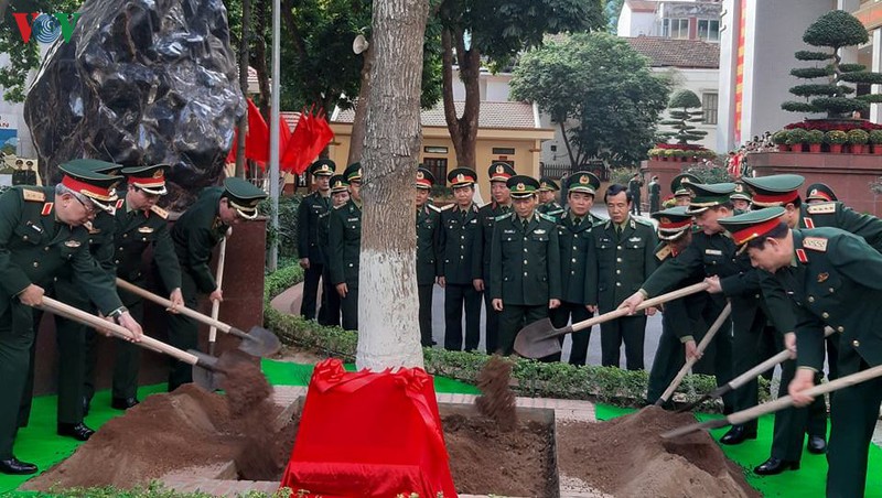 bo truong ngo xuan lich chuc tet bo tu lenh bo doi bien phong hinh 2