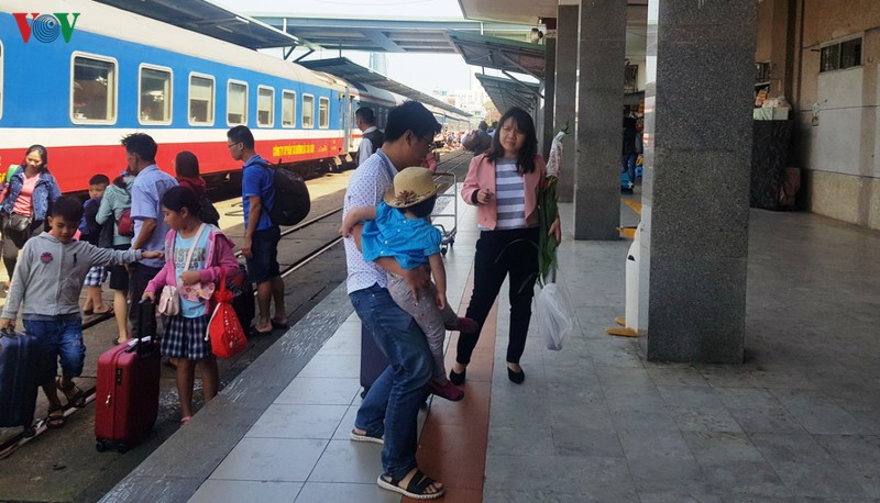 chieu cuoi nam tau xe giam, hanh khach thua thot hinh 1