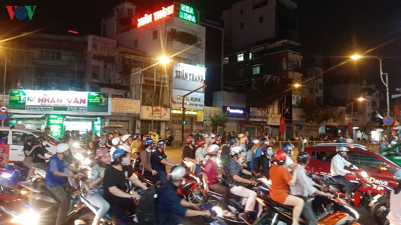 vay bat nam thanh nien nghi cam sung co thu trong hem hinh 2