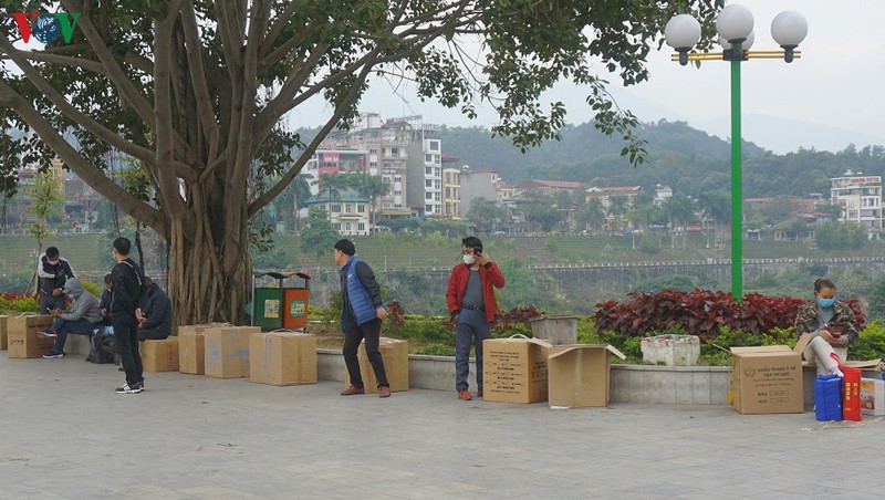 nguoi dan trung quoc do xo sang tinh lao cai tim mua khau trang hinh 10