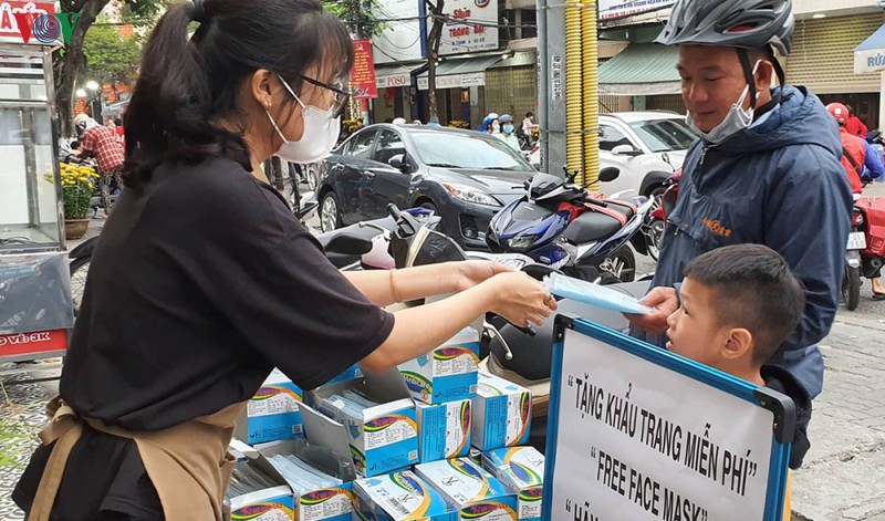 khau trang duoc phat mien phi cho nguoi can dung o da nang hinh 1
