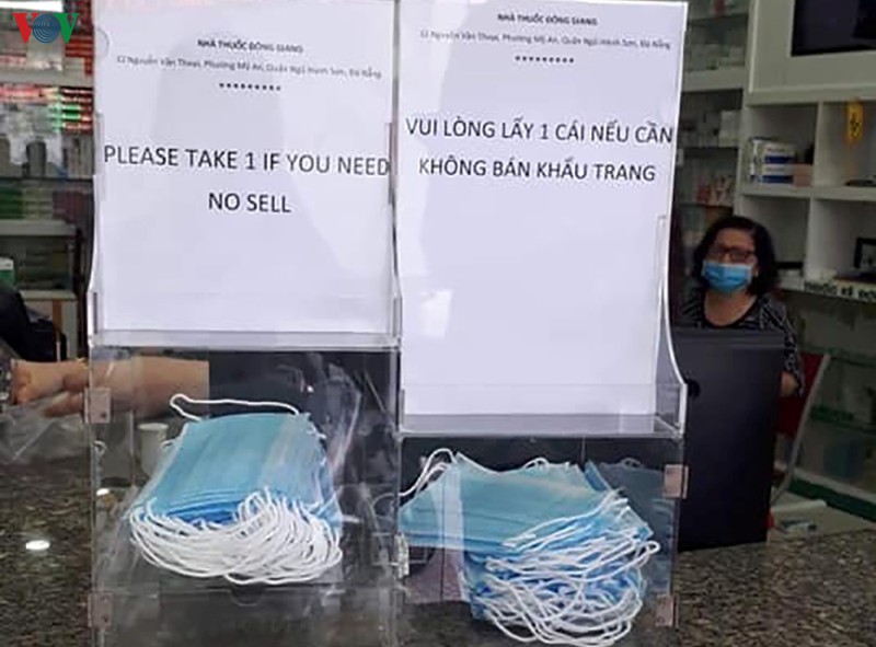 khau trang duoc phat mien phi cho nguoi can dung o da nang hinh 2