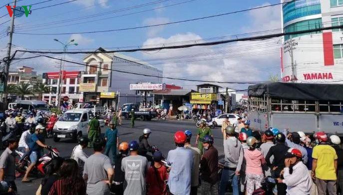 xe tai va cham xe may lam mot chau be tu vong tai cho hinh 1