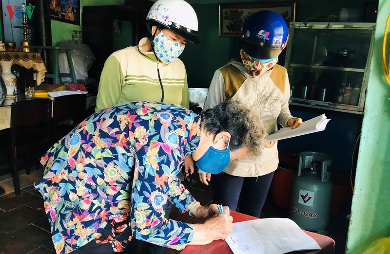 nguy co lay covid-19 tu nguoi ban hang rong, phuc vu khong khau trang hinh 2