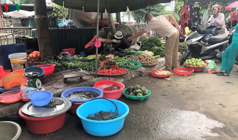 chong dich covid-19: cho va sieu thi hang hoa phong phu, suc mua khong dot bien hinh 1