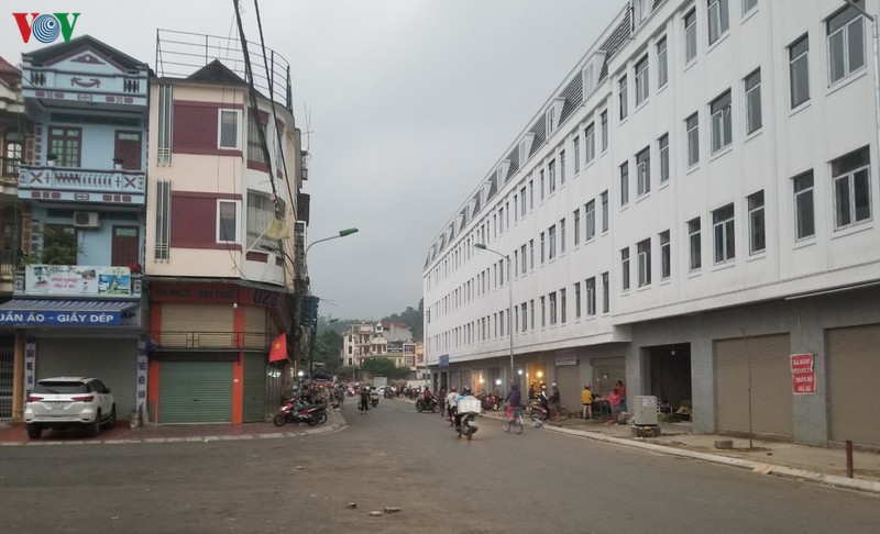 lao cai: pho phuong, ben xe thua vang; cua khau, cho dem dong nghit nguoi hinh 13