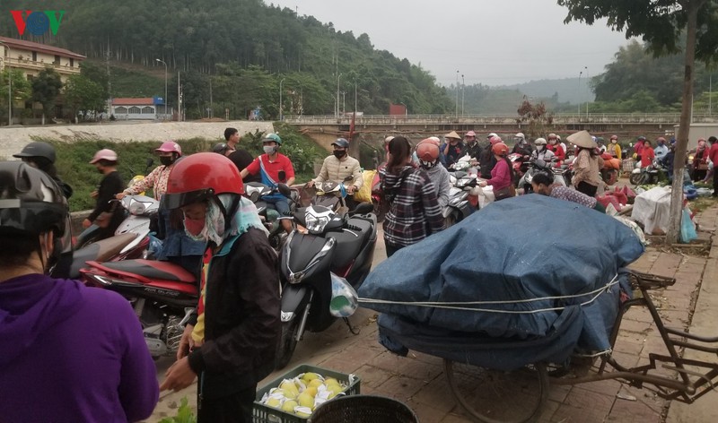 lao cai: pho phuong, ben xe thua vang; cua khau, cho dem dong nghit nguoi hinh 14