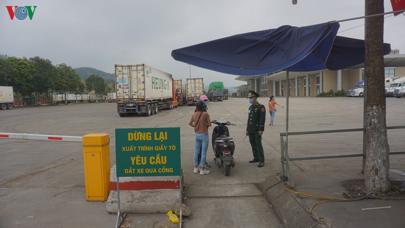 lao cai: pho phuong, ben xe thua vang; cua khau, cho dem dong nghit nguoi hinh 1
