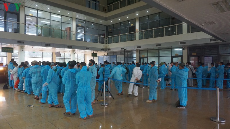 lao cai: pho phuong, ben xe thua vang; cua khau, cho dem dong nghit nguoi hinh 3
