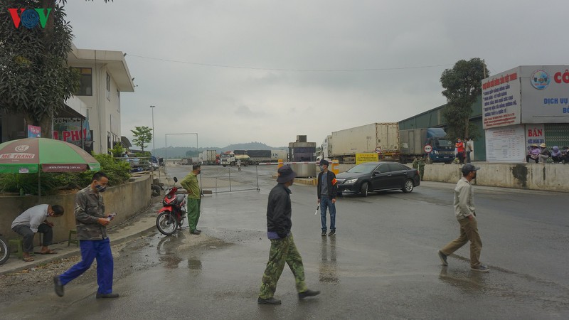 lao cai: pho phuong, ben xe thua vang; cua khau, cho dem dong nghit nguoi hinh 8