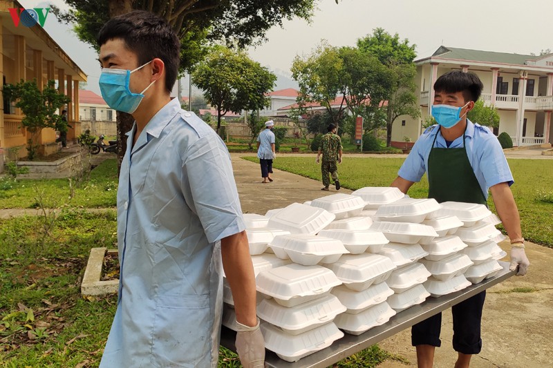 chuyen nhung dua tre phai theo me vao khu cach ly phong chong dich covid-19 hinh 3