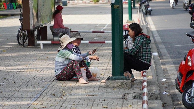 nhieu nguoi van tu tap, khong deo khau trang noi cong cong o tphcm hinh 1
