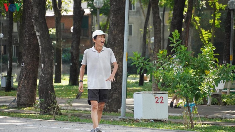 nhieu nguoi van tu tap, khong deo khau trang noi cong cong o tphcm hinh 6