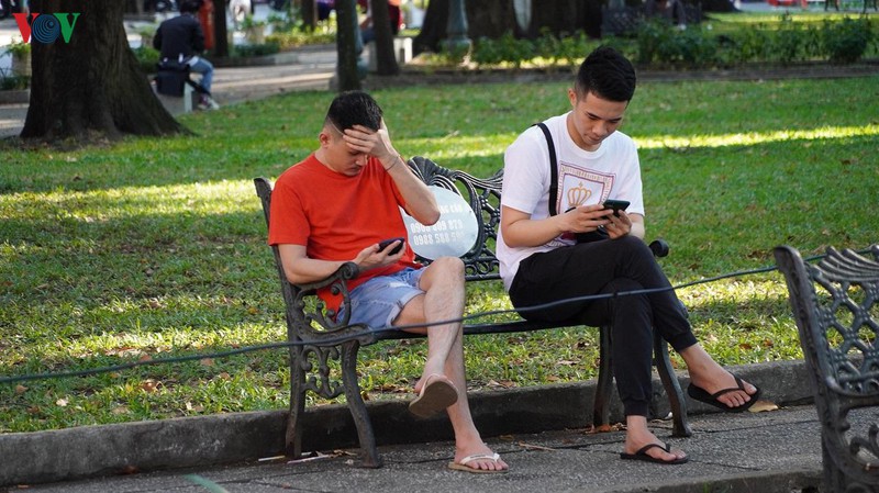 nhieu nguoi van tu tap, khong deo khau trang noi cong cong o tphcm hinh 8