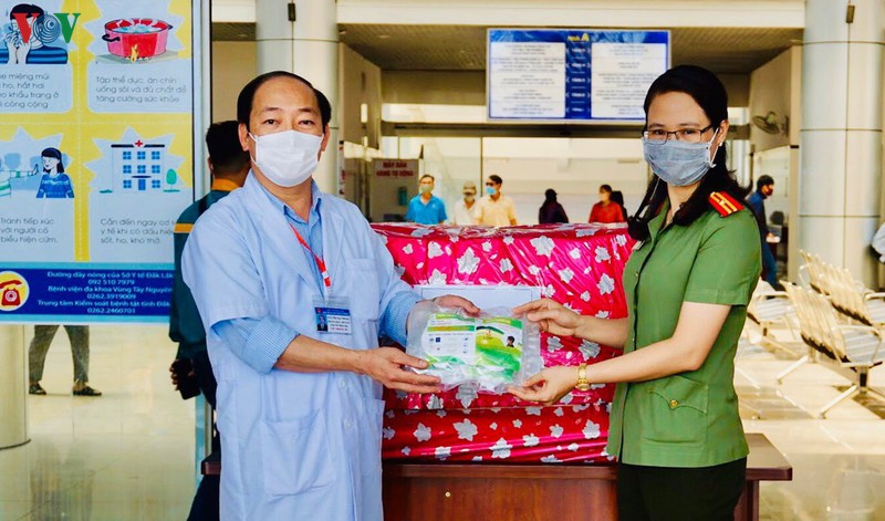 tang 6.000 khau trang cho luc luong phong, chong dich covid-19 hinh 1