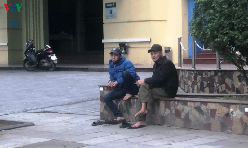 ha noi van con nhieu nguoi ra duong bat chap lenh cam hinh 2
