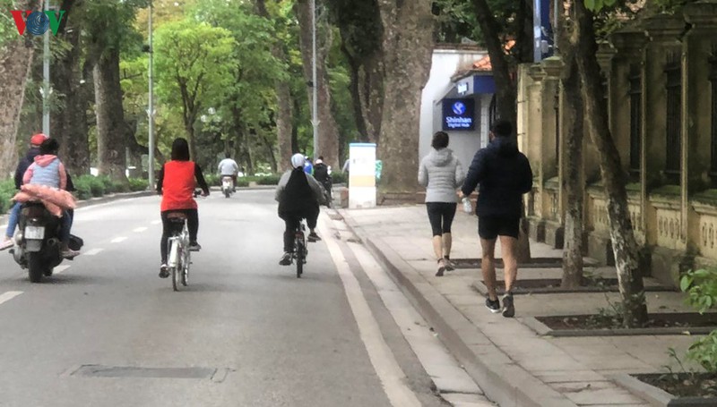 ha noi van con nhieu nguoi ra duong bat chap lenh cam hinh 3