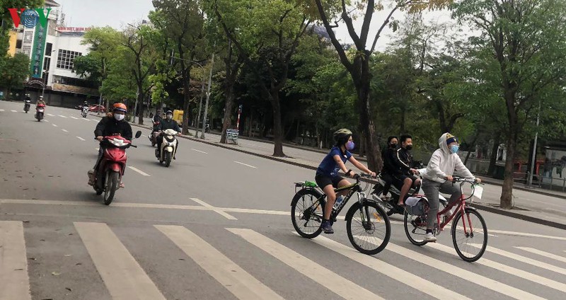 ha noi van con nhieu nguoi ra duong bat chap lenh cam hinh 4