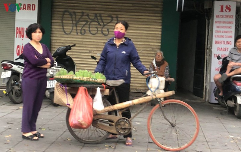 ha noi van con nhieu nguoi ra duong bat chap lenh cam hinh 6