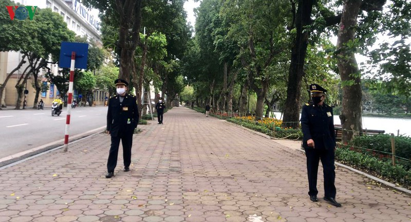 ha noi van con nhieu nguoi ra duong bat chap lenh cam hinh 7