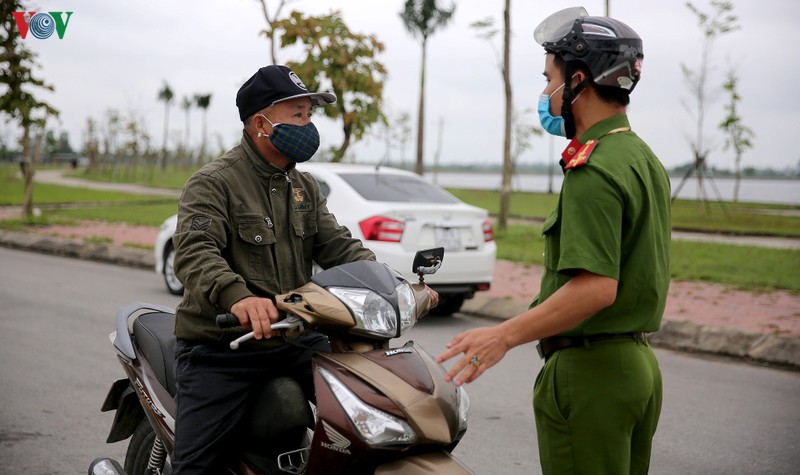 cong an tp vinh nhac nho nguoi dan khong ra duong de cach ly xa hoi hinh 8
