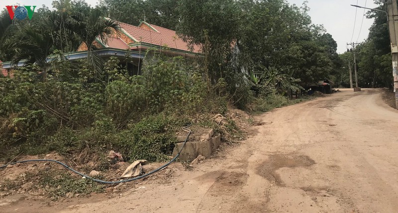 dan kho vi bui duong dan vao cong ty gach dong nam a hinh 1
