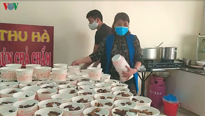 nguoi dan lai chau sat canh cung cac luc luong chong dich hinh 2