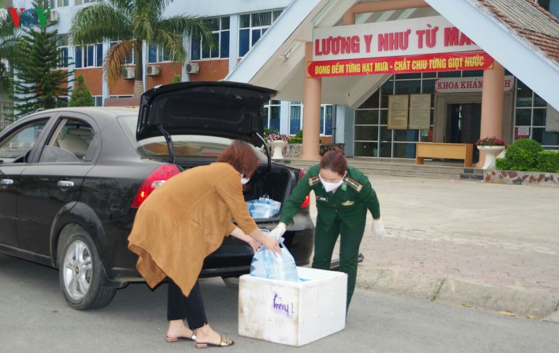 nguoi dan lai chau sat canh cung cac luc luong chong dich hinh 3