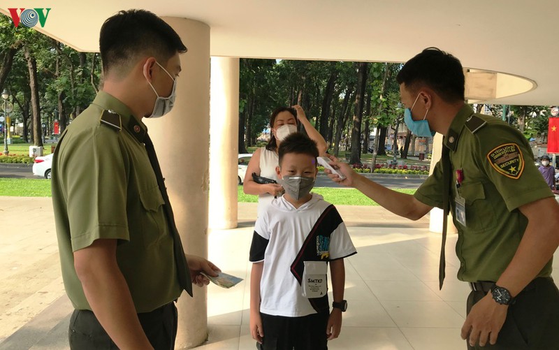 nguoi dan tham quan dia chi do van khong quen phong dich covid-19 hinh 1