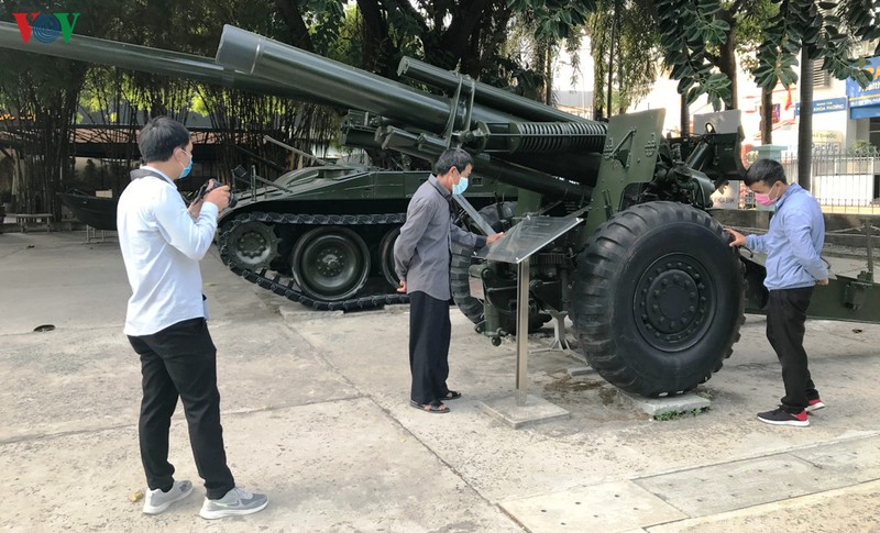 nguoi dan tham quan dia chi do van khong quen phong dich covid-19 hinh 2