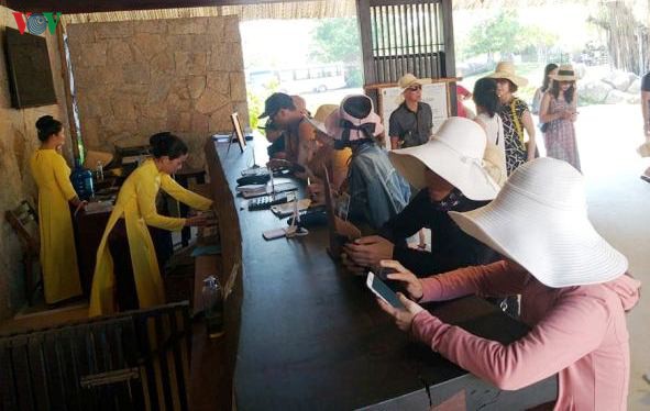 doanh nghiep khoi phuc kinh doanh, nguoi lao dong phan khoi hinh 3