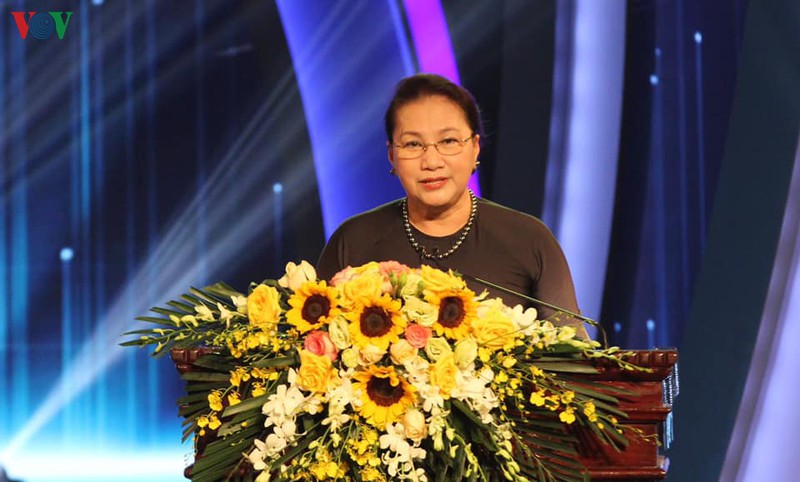 chu tich quoc hoi du giai thuong toan quoc thong tin doi ngoai lan thu vi hinh 1