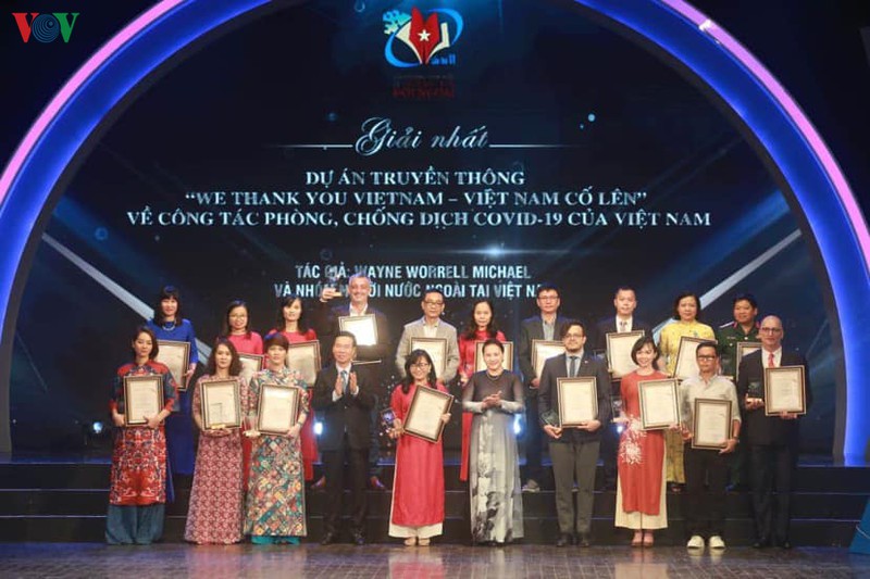 chu tich quoc hoi du giai thuong toan quoc thong tin doi ngoai lan thu vi hinh 2