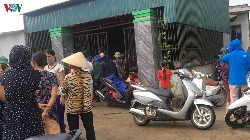 can nha boc chay nong nac mui xang: ba chau nho tu vong, nguoi me bong nang hinh 1