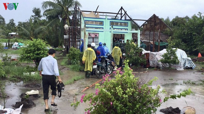 hang tram can nha bi sap, toc mai do mua dong o hau giang, kien giang hinh 1