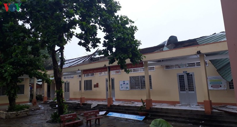 hang tram can nha bi sap, toc mai do mua dong o hau giang, kien giang hinh 5