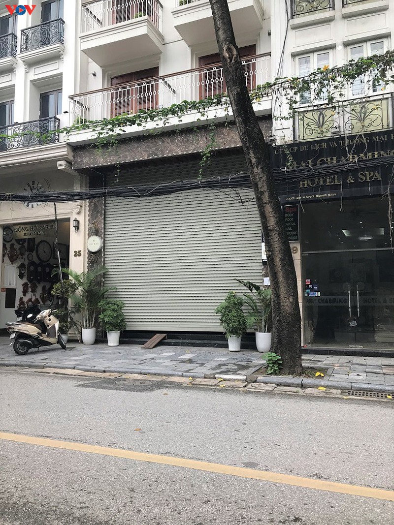 pho co ha noi treo day bien hieu sang nhuong, dong cua hinh 10