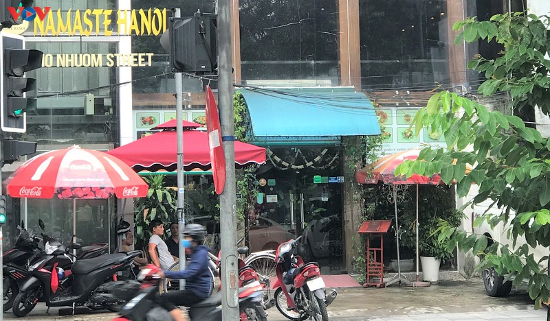 pho co ha noi treo day bien hieu sang nhuong, dong cua hinh 11