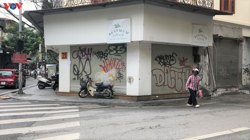 pho co ha noi treo day bien hieu sang nhuong, dong cua hinh 12