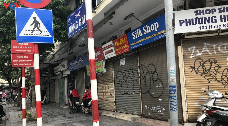pho co ha noi treo day bien hieu sang nhuong, dong cua hinh 1