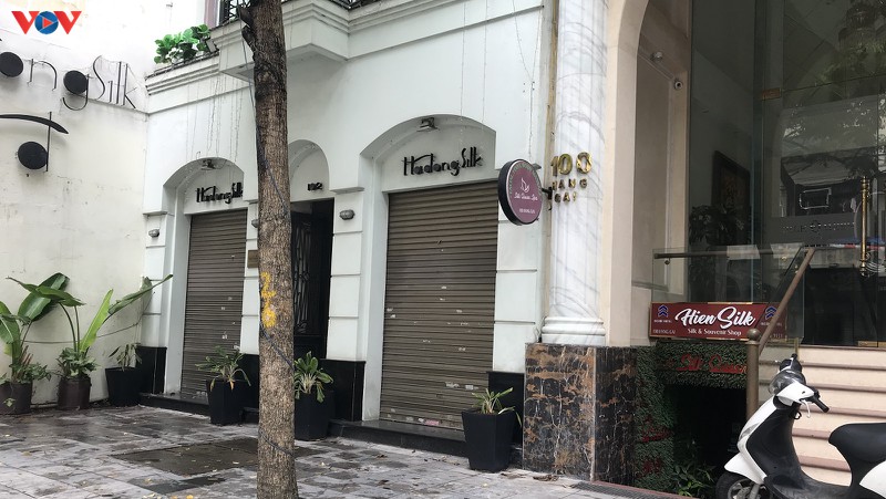 pho co ha noi treo day bien hieu sang nhuong, dong cua hinh 2
