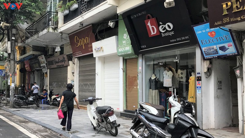 pho co ha noi treo day bien hieu sang nhuong, dong cua hinh 3