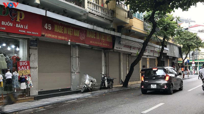 pho co ha noi treo day bien hieu sang nhuong, dong cua hinh 4