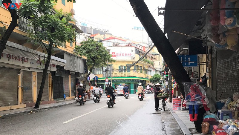 pho co ha noi treo day bien hieu sang nhuong, dong cua hinh 5